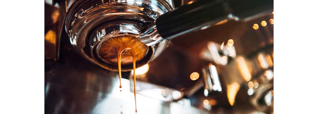 Máquina preparando una taza de café que hace parte de las cafeterías