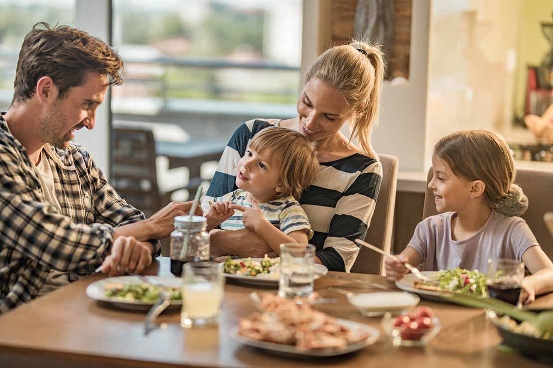 Familia disfruta de un almuerzo sin gluten en un restaurante