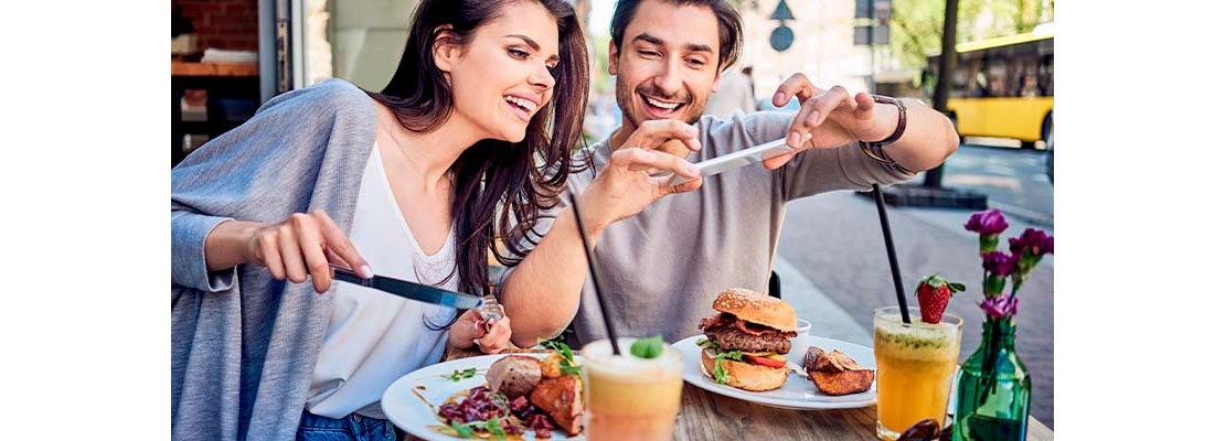 Pareja disfrutando de una comida en restaurante