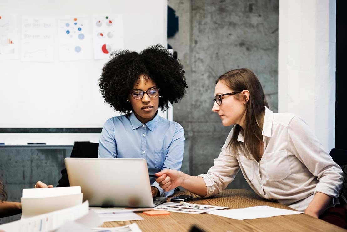 Mujeres realizando un control de inventario en un computador