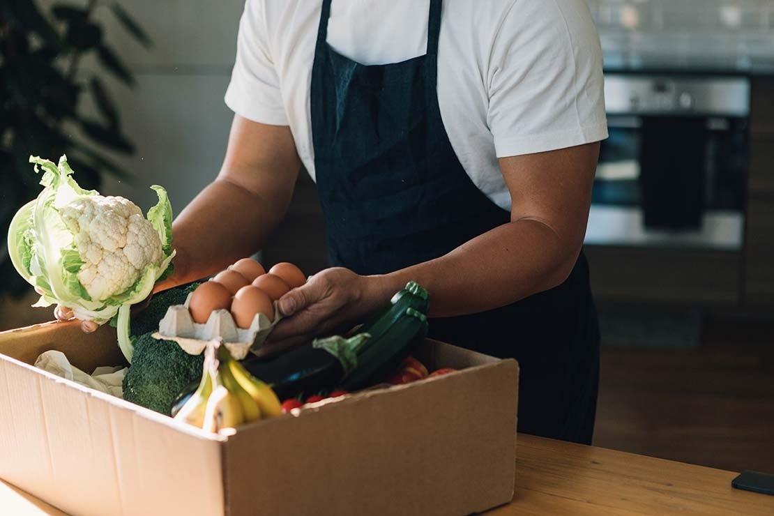 Chef iniciando un control de inventario de sus productos