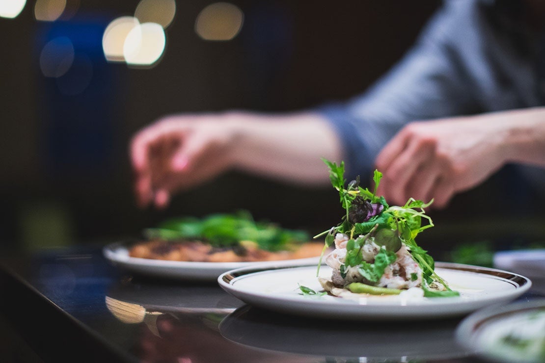 Plato de alta cocina servido en la mesa