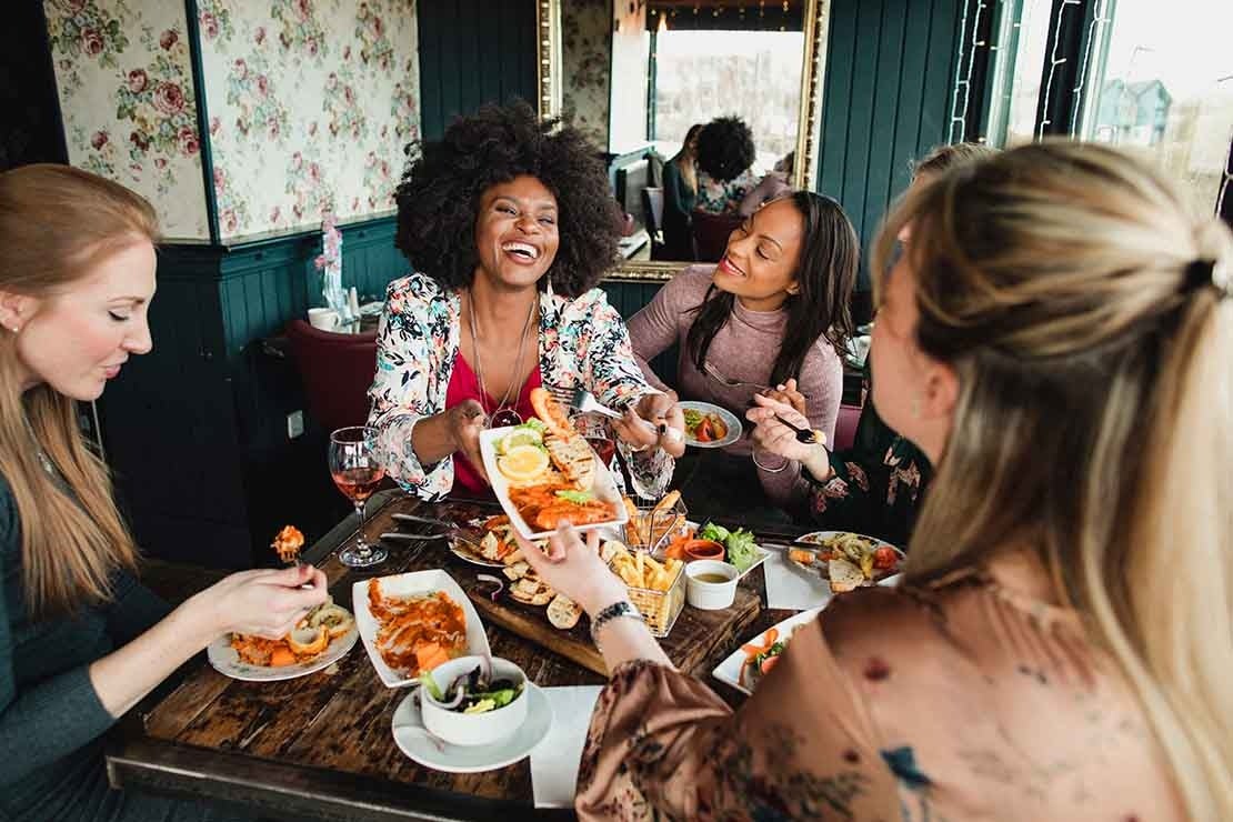 Comensales felices compartiendo en un restaurante