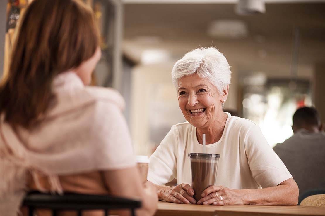 Mujeres disfrutando de un momento agradable en la cafetería