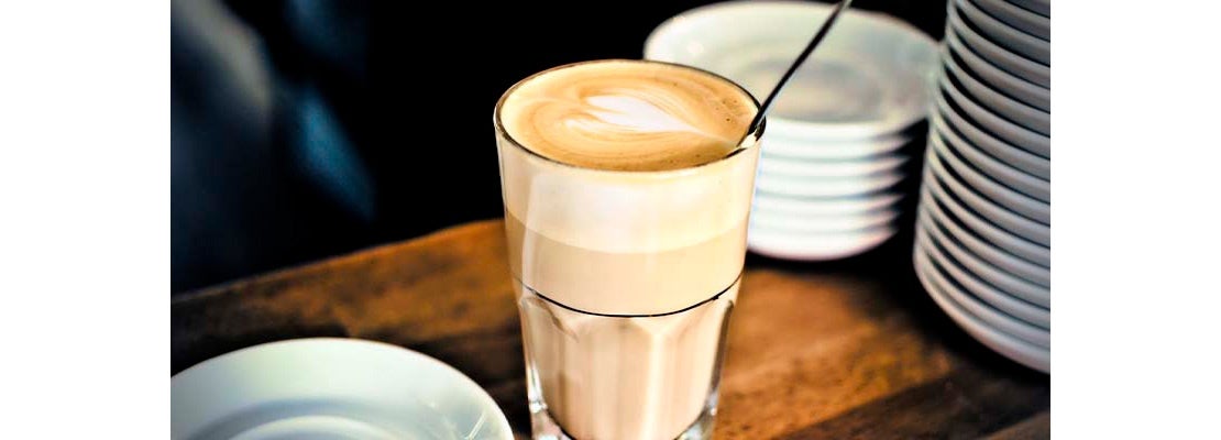 Vaso de latte machiato que hace parte de un menú de cafetería