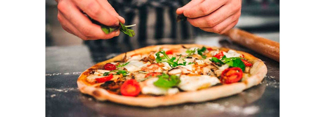 Pizza elaborada con ingredientes de mercados locales