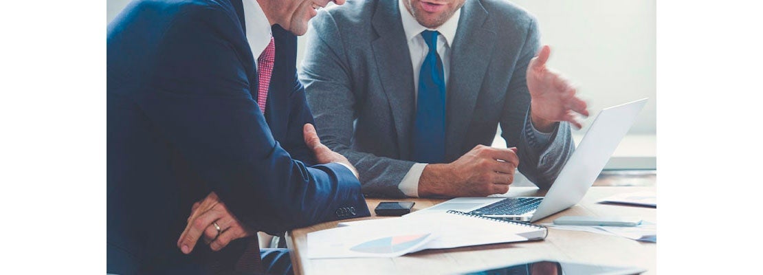 Hombres de negocios revisando órdenes de compra