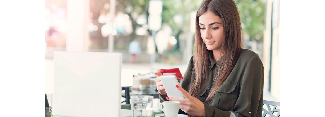 Mujer organizando las órdenes de compra en su computador