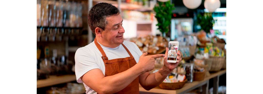 Dueño observando la inversión de su presupuesto de ventas