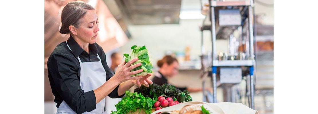 Mujer verificando los ingredientes de su restaurante