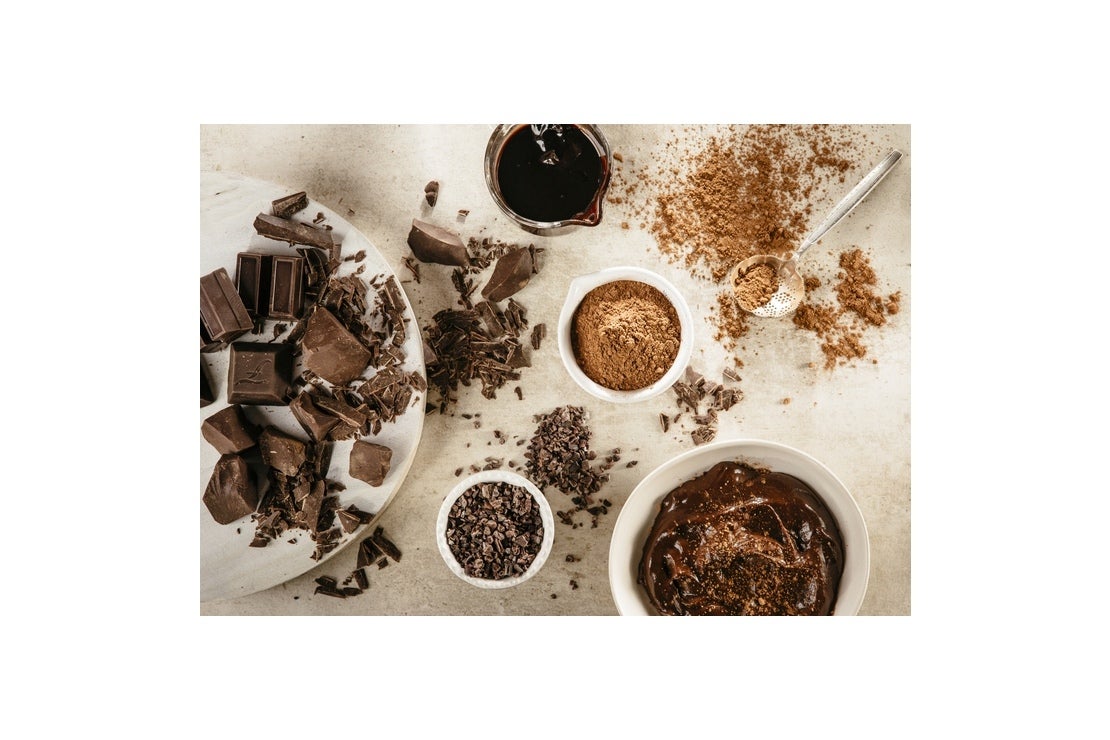 Chocolate en tabletas, derretido y cacao en polvo para el Día del Chocolate