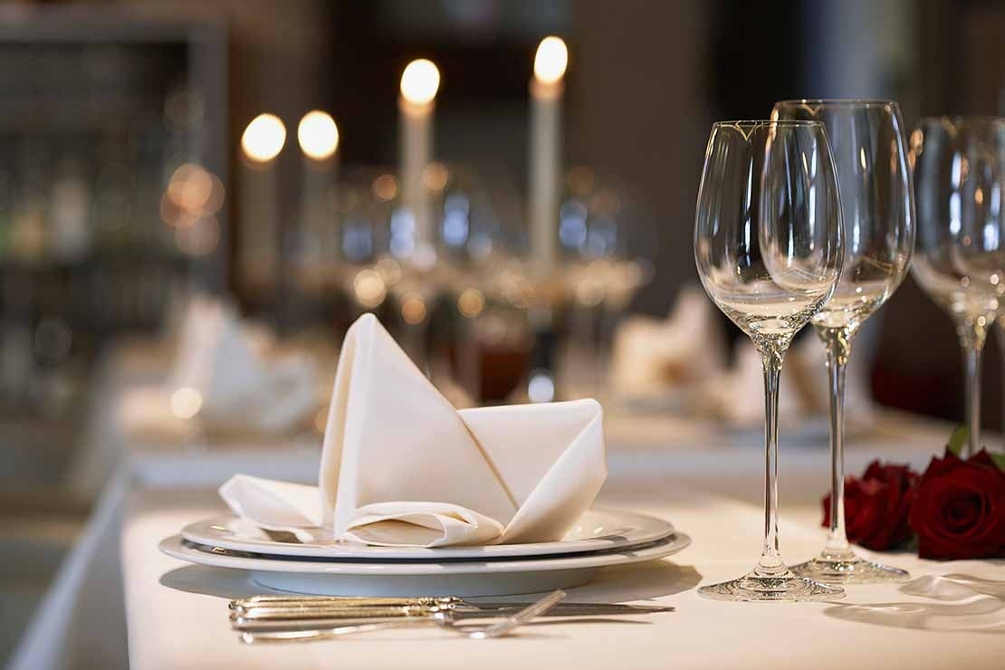 Pareja disfrutando de una cena navideña