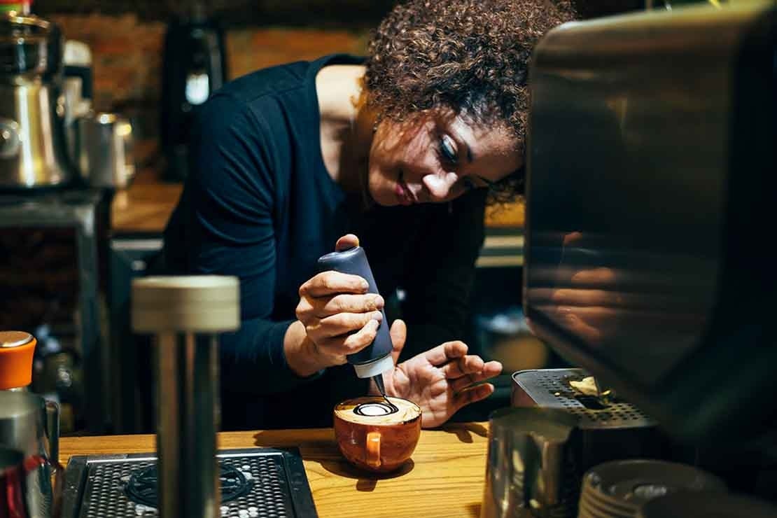 Experta en café pone en práctica conocimientos adquiridos en barismo