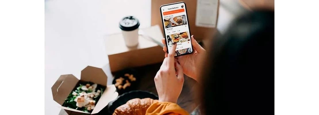 Mujer pidiendo comida en línea