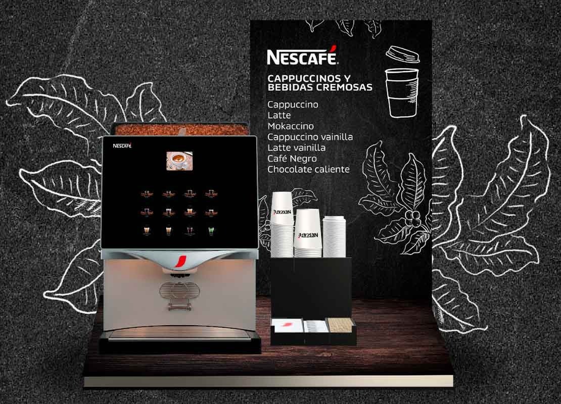 Máquina NESCAFÉ® junto a vasos para negocio ideal para preparar bebidas de café frío variadas y de calidad