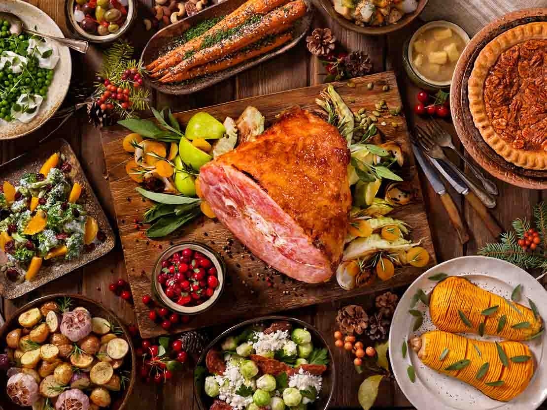 Cena para Navidad que incluye pavo, papa, choclo, ensalada entre otras guarniciones
