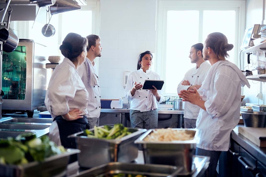 Chef experta entrena a cuatro jóvenes chefs del Programa YOCUTA en la cocina del restaurante