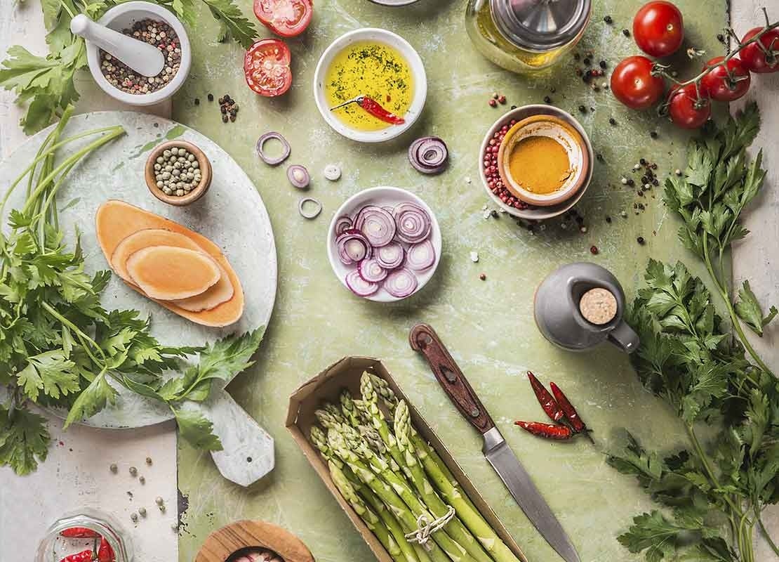 Alimentos, hierbas y especias de origen orgánico y sostenible sobre una mesa