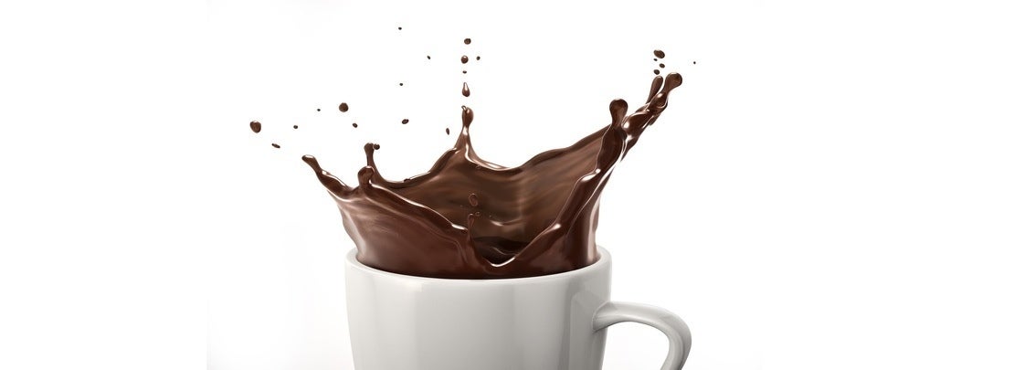 Bebida elaborada con producto en polvo MILO® vertida en una taza