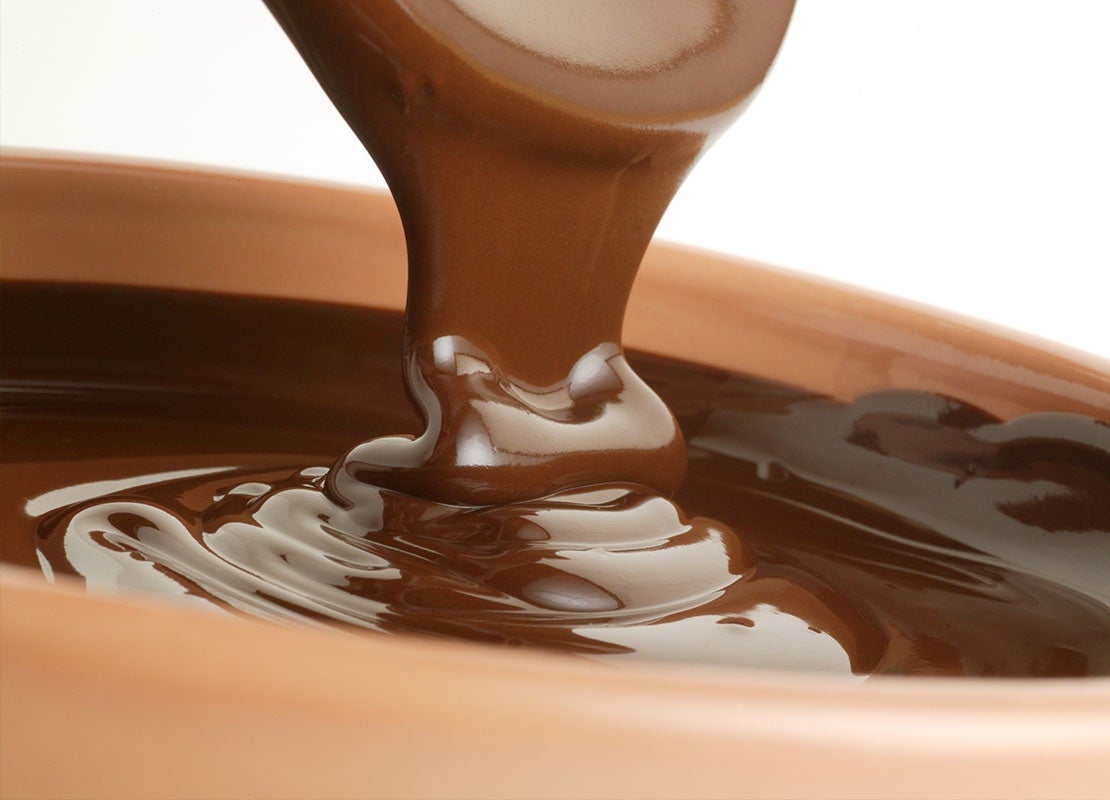 Chocolate derretido cae en un tazón