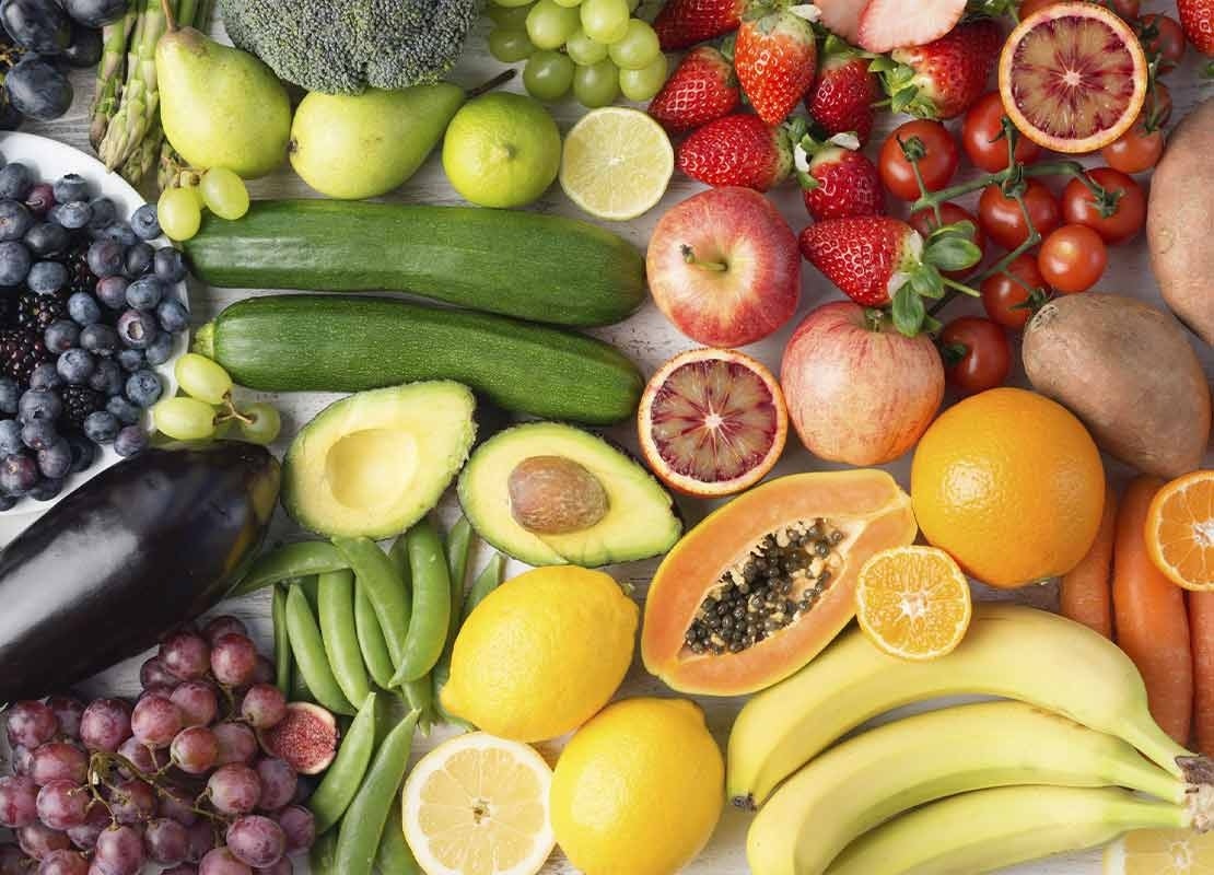 Diferentes frutas y verduras limpias sobre la mesa tras ser desinfectadas
