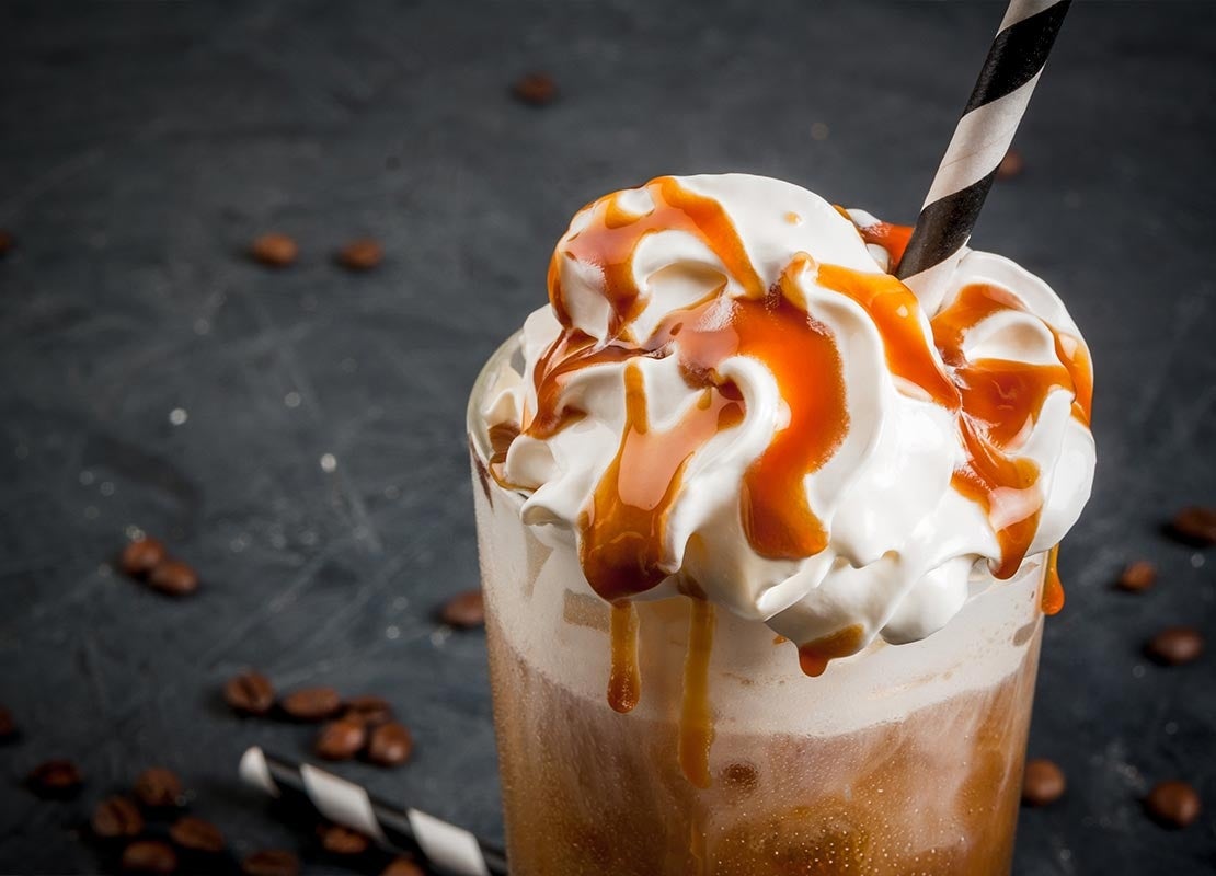 Bebida fría para cafetería elaborada con café, caramelo y crema chantilly