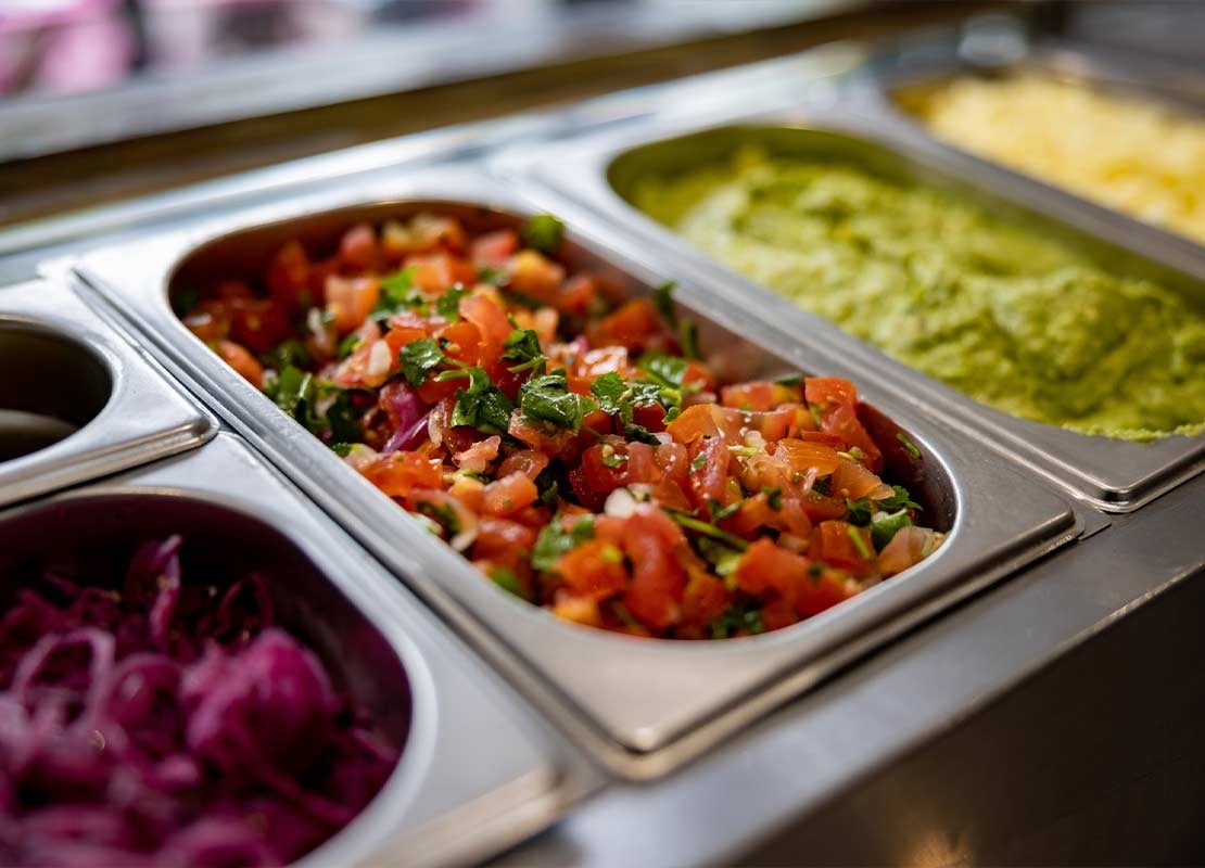 Recipientes con ingredientes y preparaciones de un buffet para negocios de comida