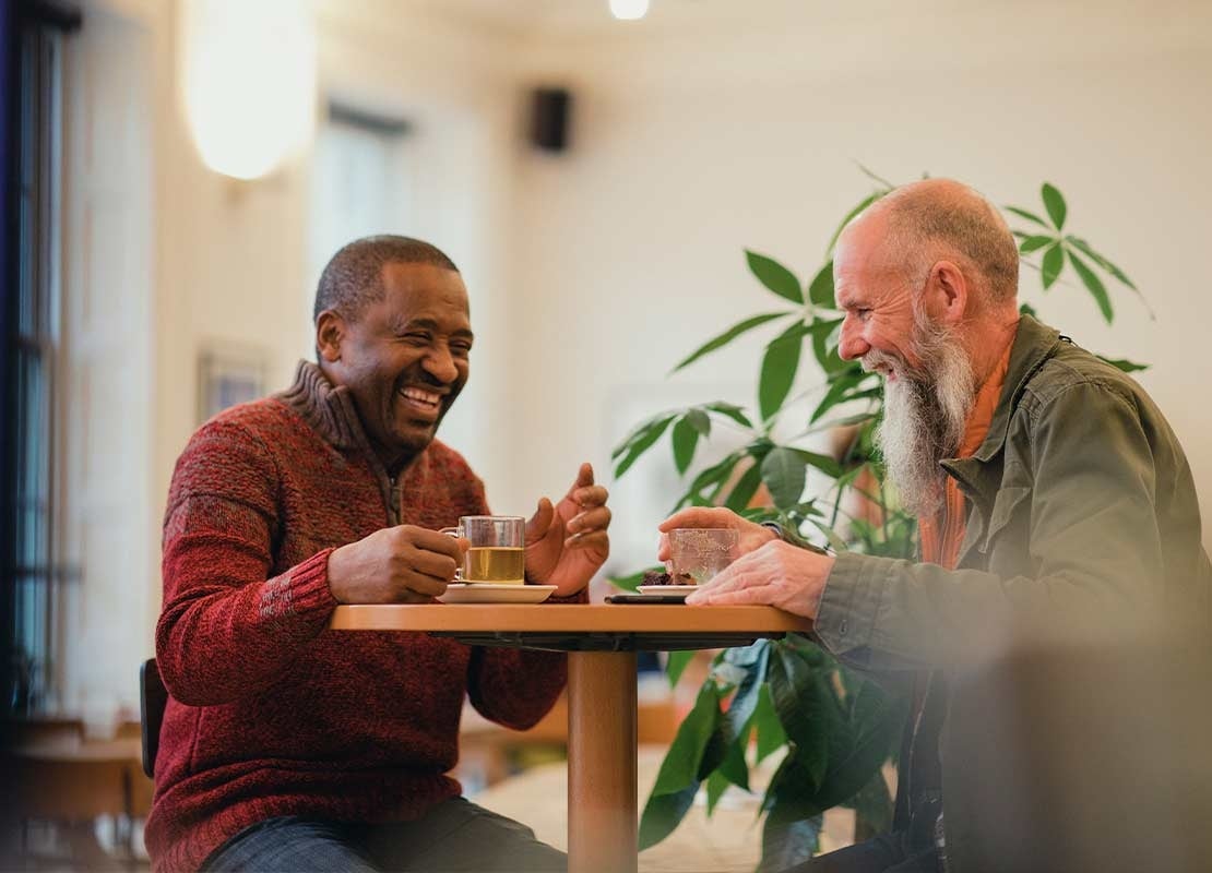Dos personas probando distintos tipos de tés e infusiones en un restaurante