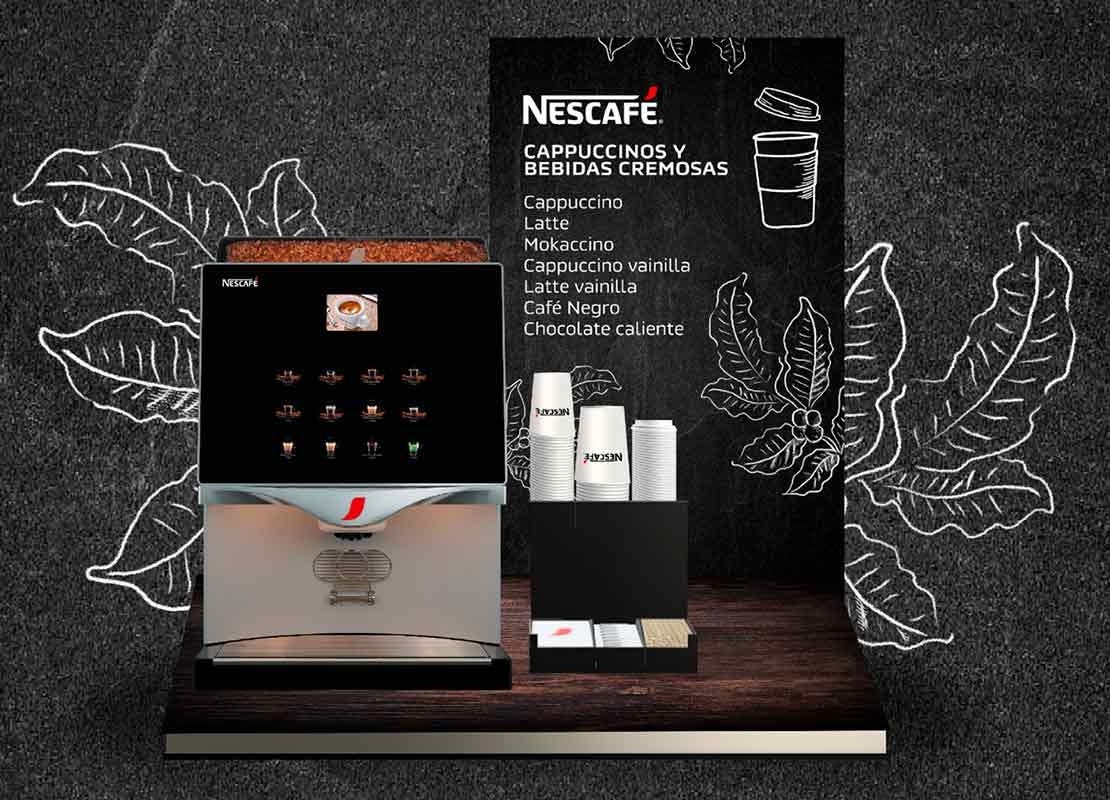 Máquina de café de grano NESCAFÉ®, vasos, endulzantes y material POP sobre una repisa