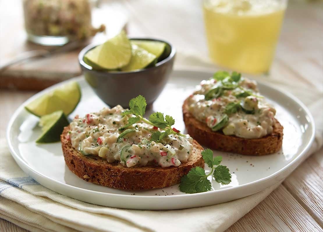 Snacks para cafetería compuestos de tostadas y ensalada junto a una limonada