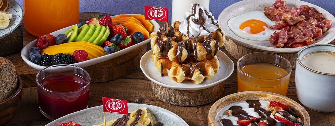 Platillos con fruta, pancakes, crepes, panes, cereales, etc., elaborados con chocolates KITKAT®