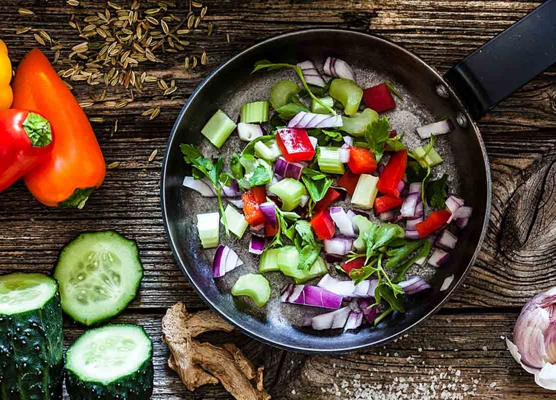 Diversos vegetales, hierbas aromáticas, especias entre otros ingredientes para preparar fondos de cocina