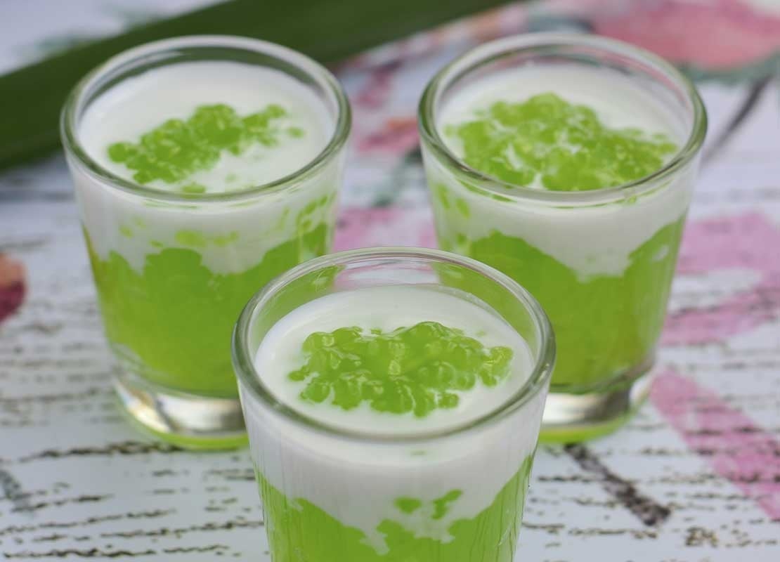3 copas de perlas de pandan, tapioca y crema de coco, postre del Sureste Asiático