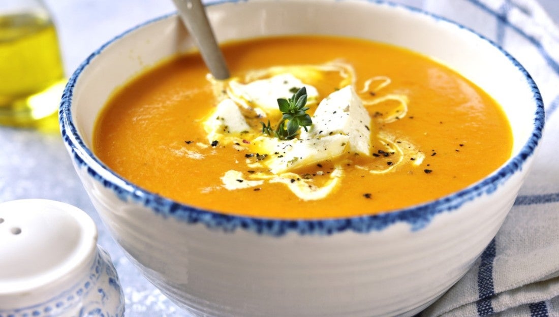 Tazón de sopa de zanahoria con crema y queso fresco, ejemplo típico de la cocina de fondas.