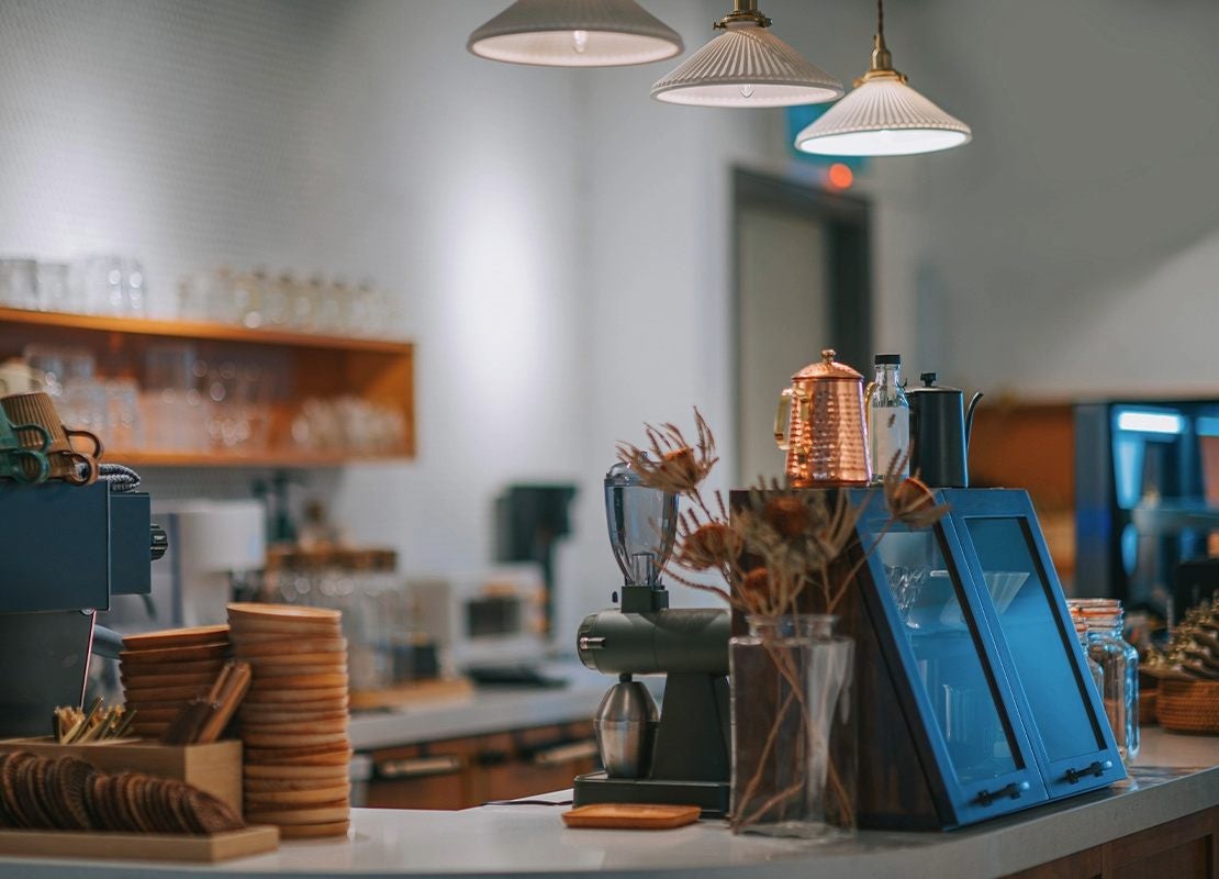 Mostrador de cafetería con tablets y estación de café para la gestión de precios del menú