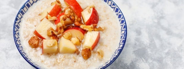 Plato azul con avena espesa y frutos encima.