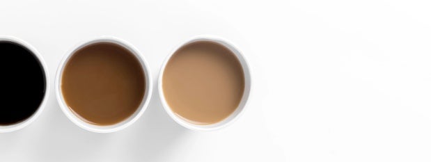 Tres tazas con espresso, chocolate y café con leche