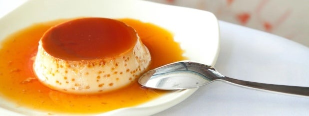 Flan de caramelo preparado con Leche Condensada LA LECHERA® sobre un plato blanco