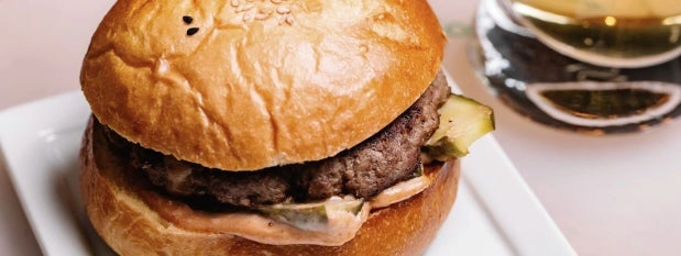Hamburguesa con salsas listas MINOR'S® servida en un plato blanco