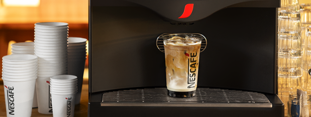 Maquina Nescafé dispensando receta de café frío