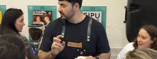 Barista nestlé capacitando jovenes