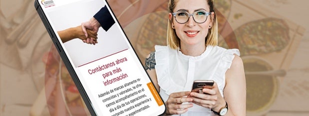 Mujer contactando a Nestlé Professional desde su celular
