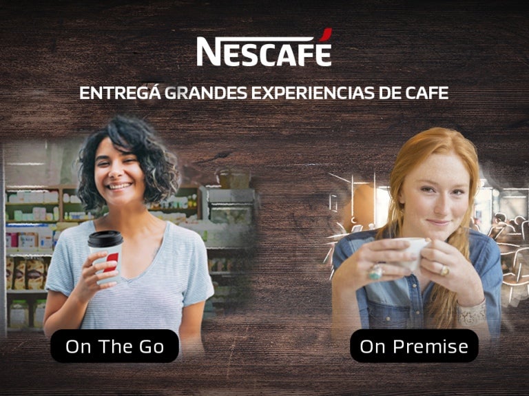Anuncio Nescafé dos jovenes una con taza en mano en restaurante y otra con vaso en un kiosco