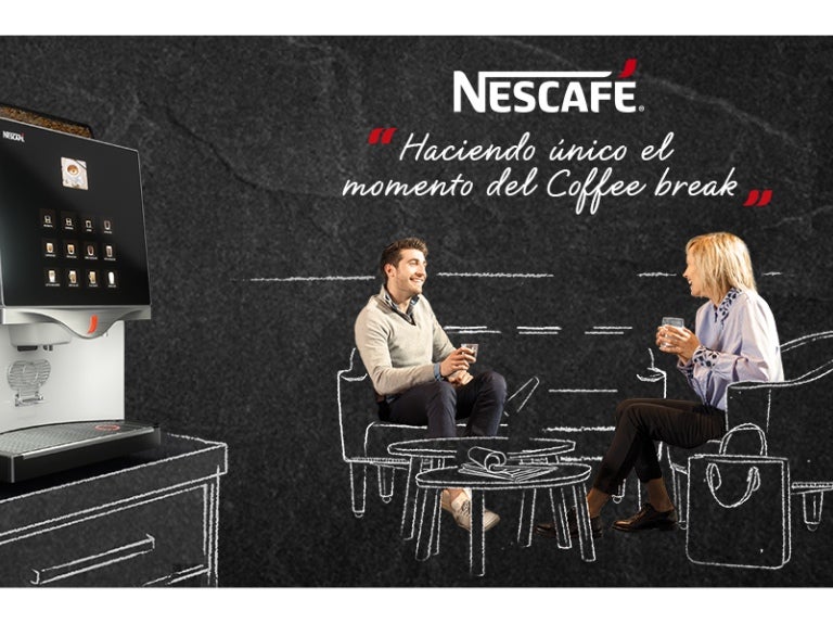 Colaboradores sentados conversando con una taza nescafé en mano y máquina al costado
