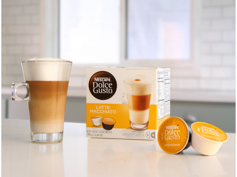 Caja de cápsulas de café Dolce Gusto® al por mayor acompañadas por una taza de café latte