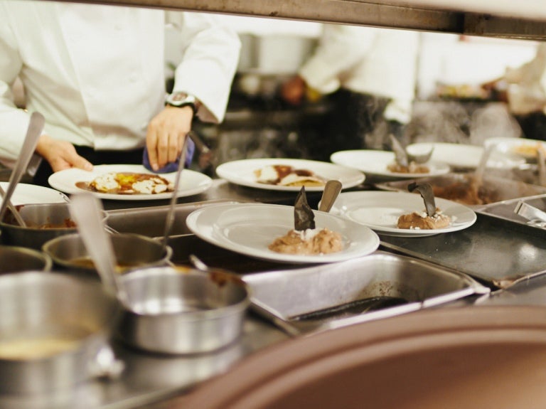 Preparación Platos con Recetas en una cocina gastronomica