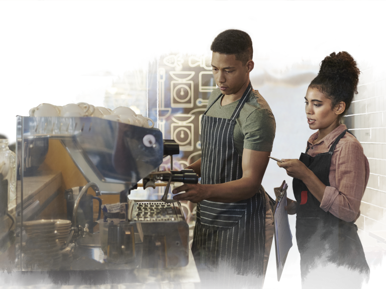 Joven recibiendo entran amiento sobre le uso de la maquina de café barista