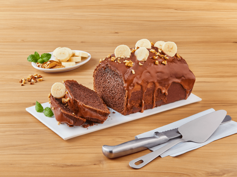 Pastel de chocolate relleno de caramelo, realizado con chocolates y toppings para negocios al por mayor.