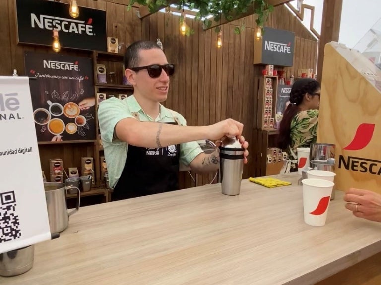 Barista preparando un café en el Coffee Festival