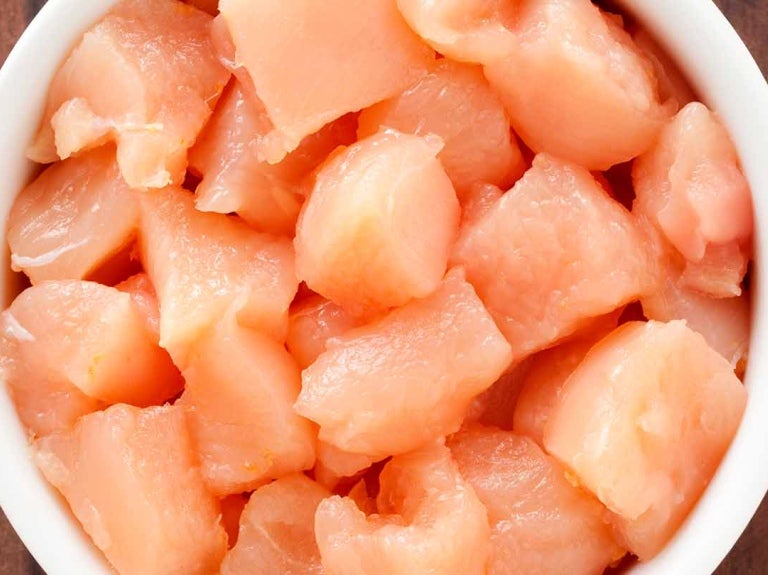 Trozos de pollo crudo que pueden producir contaminación cruzada
